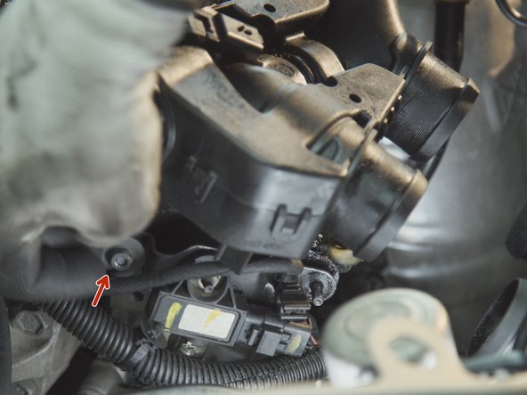 Dévisser la troisième vis, toujours avec la douille de 10