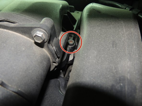 Ne pas hésiter à déclipser la poire d’amorçage afin d'avoir un meilleur accès aux vis.