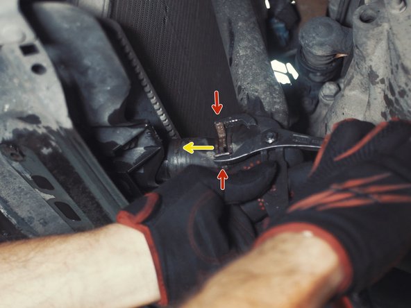 Serrer le collier de la durite avec la pince multiprise et avancer le collier