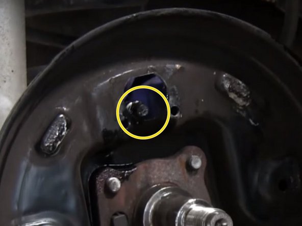 Reboucher le bouchon de la durite de frein