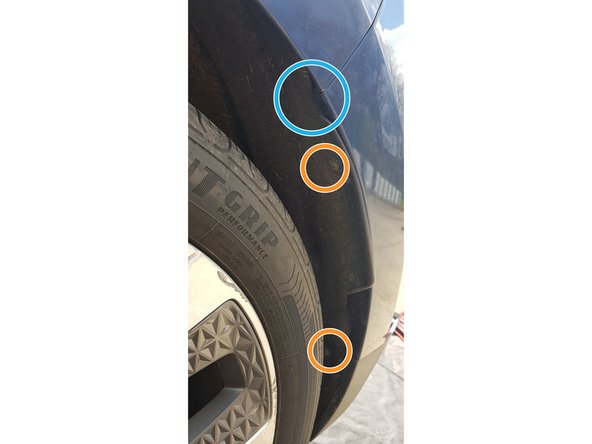 Une fois les vis torx retiré, vous pourrez accéder au une vis Torx sous la jupe