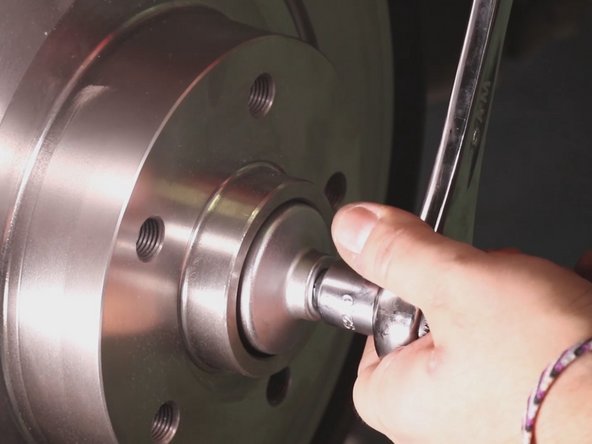 A l'aide de la clé dynamométrique (280 nm) serrez l'écrou du disque