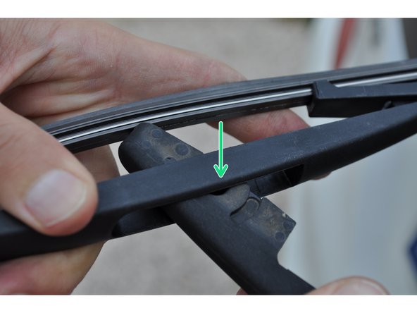 Repérer et aligner correctement l'encoche avec le pivot du balai.