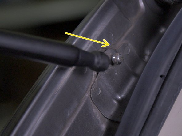 Reposer le bas puis le haut du vérin en clipsant le vérins dans l'attache