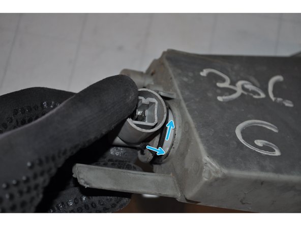 Faire tourner le porte lampe d'un quart de tour pour le déposer