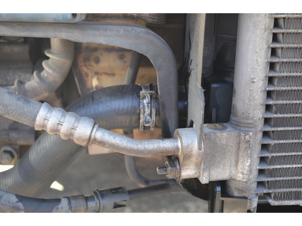 Repositionnez la durite de vidange avec son collier.