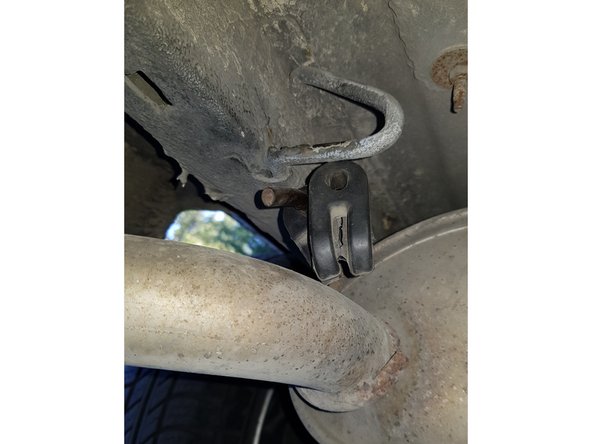 Retirez le silencieux arrière.