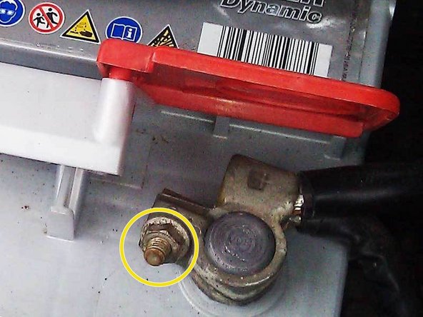 Passer la toile émeri à l’intérieur des cosses Positive et Negative afin de retirer les traces d’oxydation.