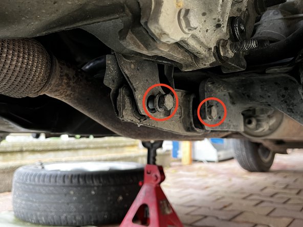 Dévisser et déposer les 2 vis de fixation de la barre anti-rapprochement. Puis déposer la barre anti-rapprochement.