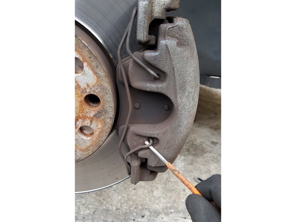 Avec un tournevis plat retirez l'agrafe.