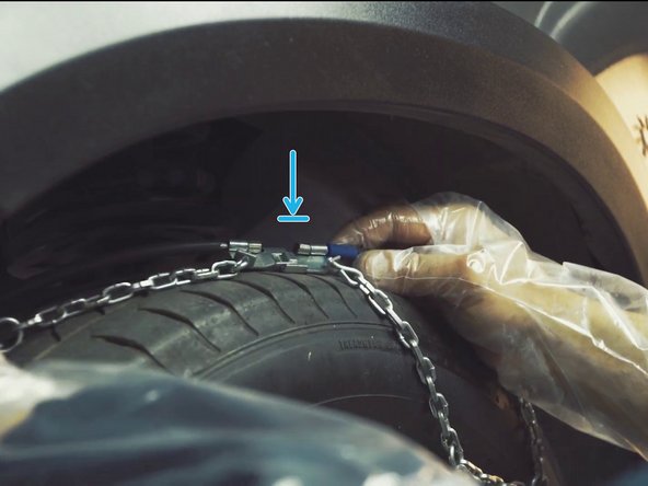 Placer l'accroche sur la bande de roulement du pneu et veiller à la garder positionnée