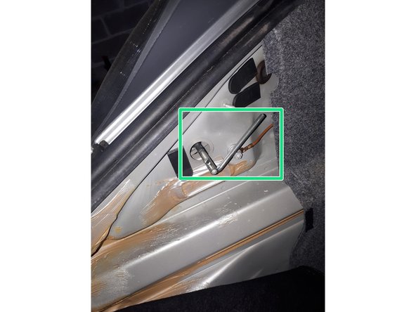 Insérer la clef (fourni dans les outils de base de la voiture) et tourner dans le sens horaire