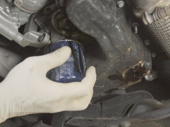 Dévisser le filtre à huile et laisser l'huile s'écouler dans le bac