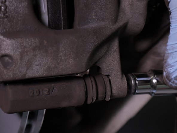 Resserrez la vis à l'aide du cliquet