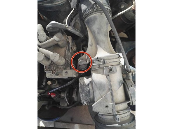 Tournez la vis en plastique d'un quart de tour et dégagez là de son logement