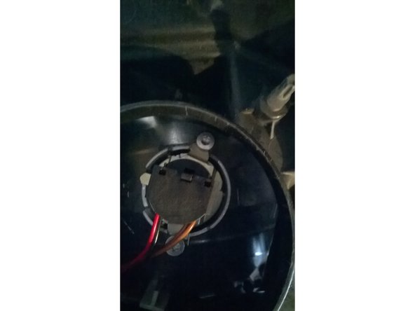 Enlever le couvercle en caoutchouc qui se trouve derrière le bloc.