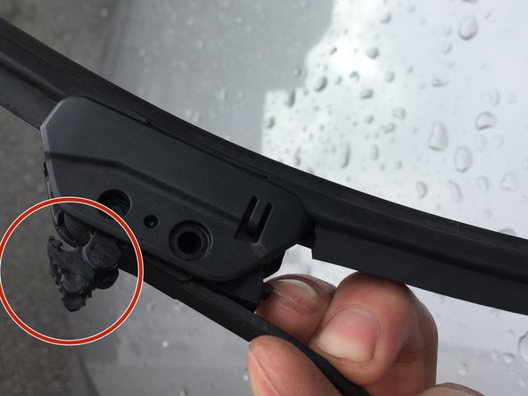 Une fois le balais bien poussé vers le haut de la tige, tirez vers vous les deux griffes (flèches), jusqu'à les avoir à 90°C (photo 3).