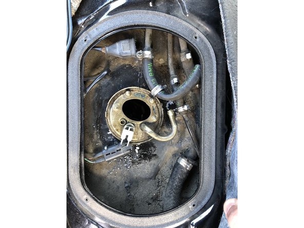 Démonter la pompe à essence