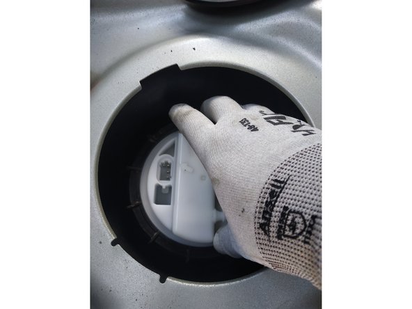 et serrer à la main (il faudra maintenir appuyé d'une main et serrer de l'autre) aussi loin que possible