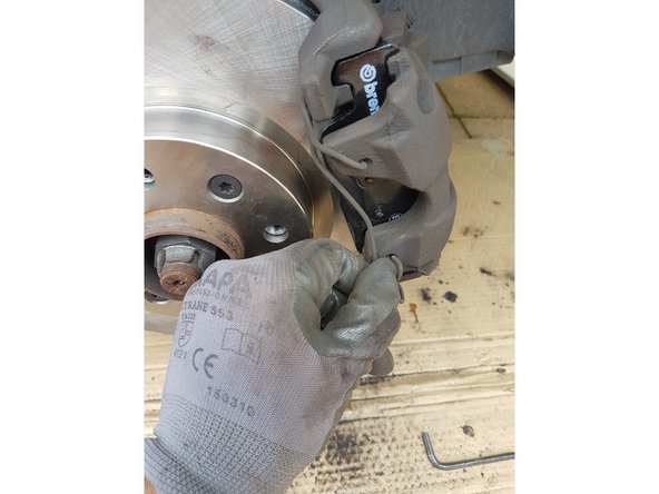 Replacer le clips métallique de l'étrier