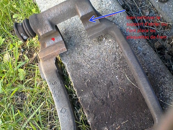 Une fois le support d'étrier déposer nettoyer avec la brosse métallique les portées de plaquettes