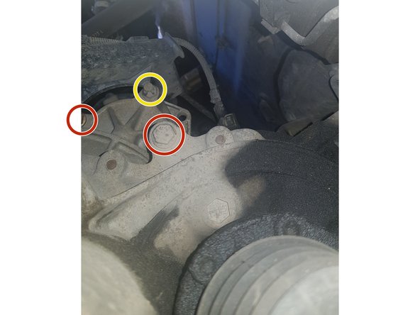 La 1ère photo est prise sous la voiture