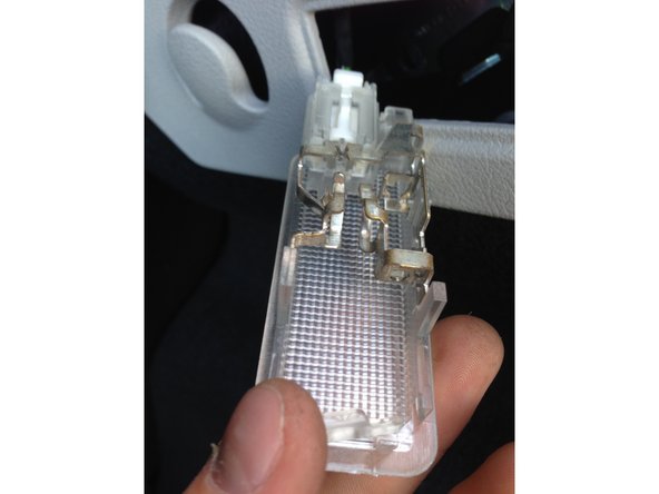 Utilisez seulement une ampoule W5W ou T10.''