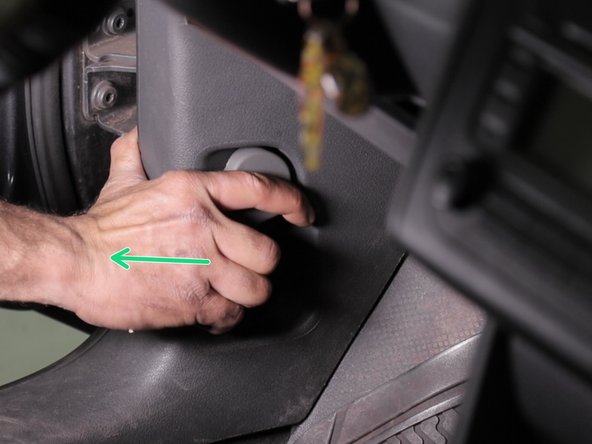Tirer sur la manivelle placée en bas droite sous le volant