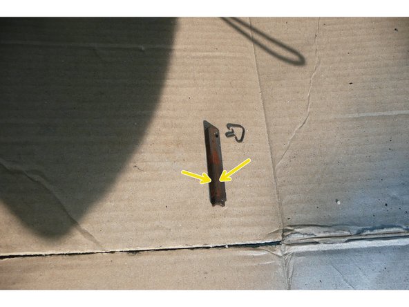 Graisser légèrement les portées de plaquettes ainsi que les faces externes de la clavette