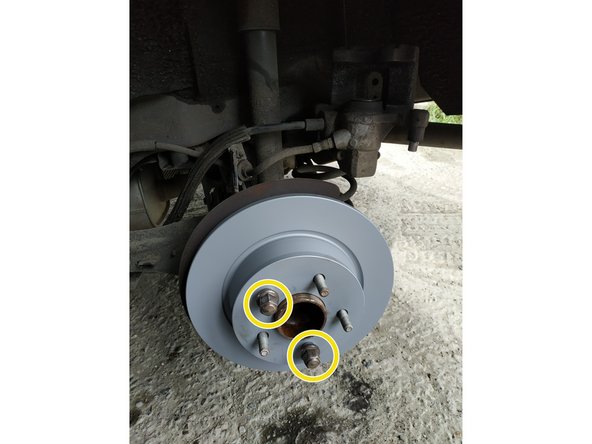 serrer provisoirement 2 écrous pour le maintenir bien en place