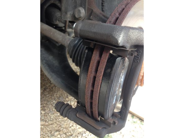 Vérifier que les deux plaquettes soit bien engagées dans leurs supports et qu'elles plaquent bien le disque