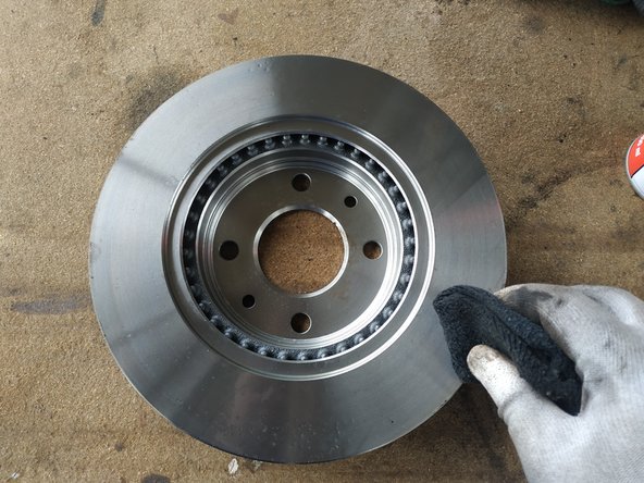 contrôler les disques : s'ils sont recouverts d'une couche d'huile, les nettoyer au nettoyant frein