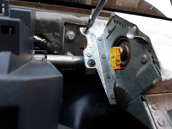 Déconnecter l'airbag de ses deux connecteurs, un à droite et un à gauche.