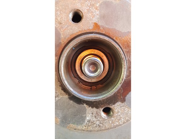 Si vous n'avez pas de boulonneuse , vous pouvez utiliser une douille de 30mm et une rallonge qui servira de bras de levier.