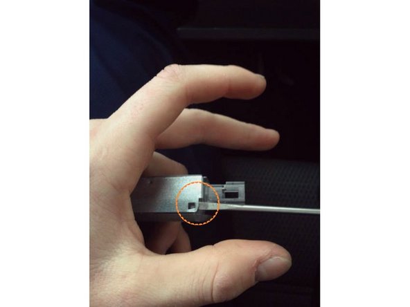 Je vous conseil de prendre votre temps pour cette opération, il ne faut surtout pas casser les clips car sinon la plaque ne tiendra plus très bien.