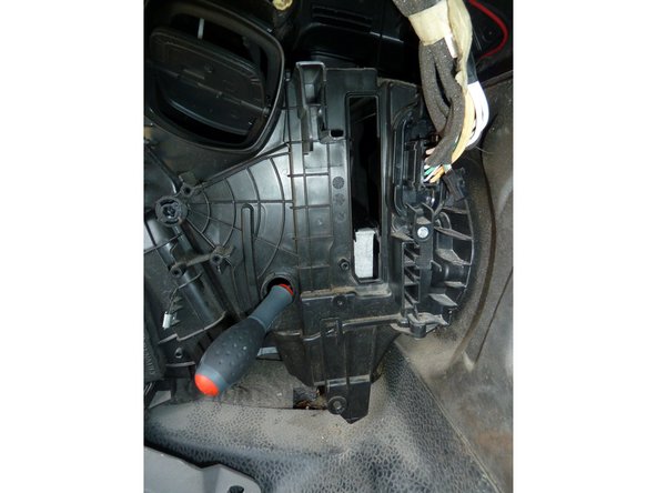 Pour éviter que le filtre bascule, on peut le maintenir avec un tournevis par l'ouverture à gauche du logement.