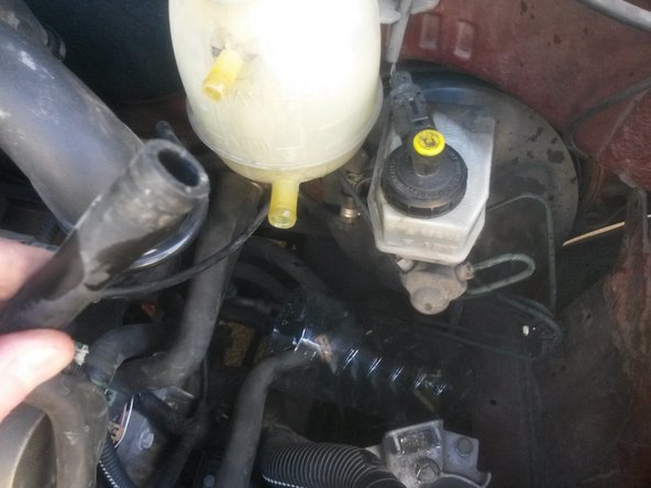 Une fois le vase d'expansion vide. Enlever le tuyau du haut du vase d'expansion,mettre la durite du bas dans un contenant.On souffle dans la durite du haut pour chasser au maximum le liquide de refroidissement du circuit