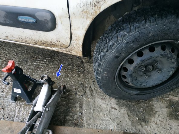 baisser la voiture, retirer le cric et finir le serrage des goujons