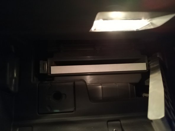 Mettez en place le nouveau filtre dans le même sens (le sens est indiqué sur le filtre)