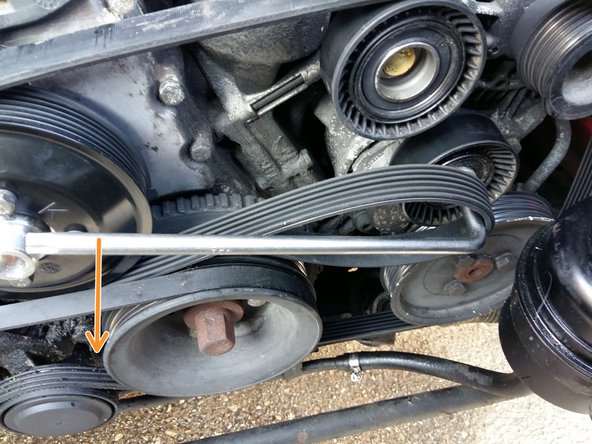 Faire tourner le galet tendeur dans le sens antihoraire pour le rapprocher de la courroie et ainsi la positionner dessus.