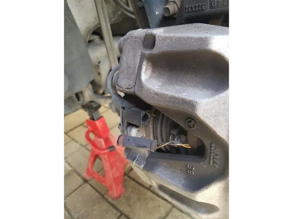 dévissez ensuite la prise qui est fixée sur l'étrier a l'aide de la douille 8mm Torx Femelle