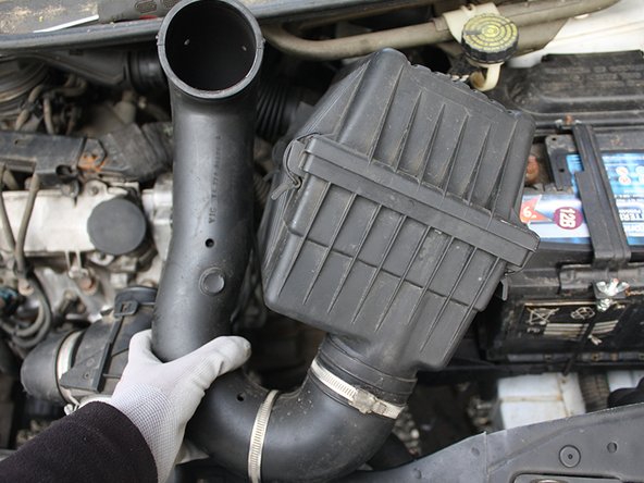 Sortir la boite à air en écartant quelques durites et câbles, cela se fait sans trop de difficulté.