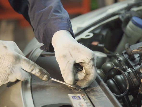 Retirer les agrafes restantes sur le pare-choc de la même manière