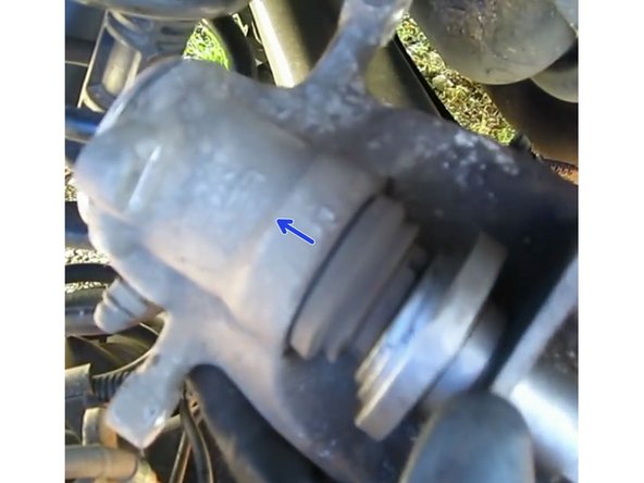 repousser le piston de l'étrier avec  un repousse piston ou un serre joint .