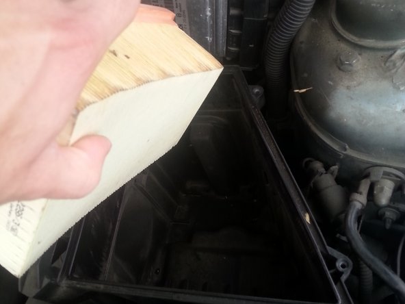 Si la boite à air n'est pas propre n’hésiter pas à passer un petit coup d’aspirateur