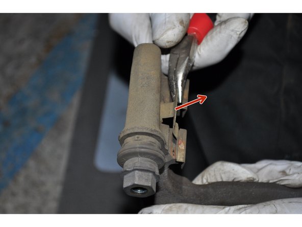 Déposer le jeu de ressorts d'étrier de frein avec une pince