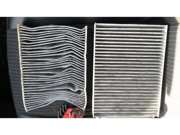 Il est de couleur gris, car il possède des charbons actifs pour les bactéries et les mauvaises odeurs.