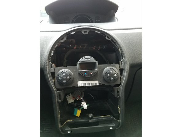 Débrancher les connecteurs des interrupteurs des feux de détresse et du verrouillage centralisé au dos de la façade.