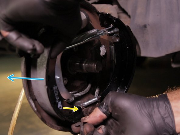 Placer un côté des mâchoires dans l'encoche du bas puis le haut