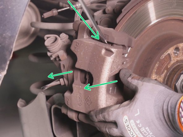 En faisant levier avec un tournevis plat repousser l'étrier à l'extérieur